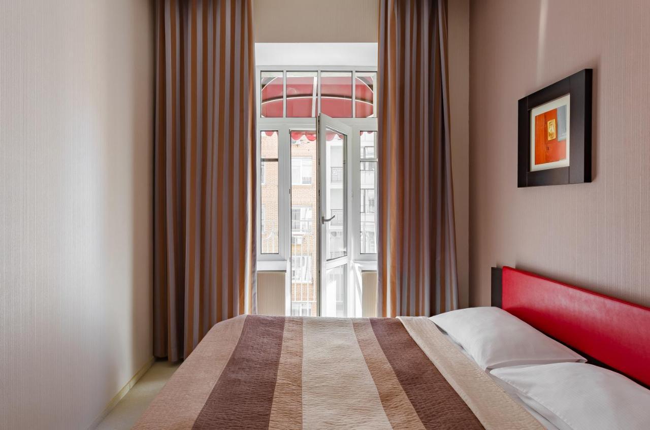 Senator Victory Square Aparthotel Kiev Exteriör bild