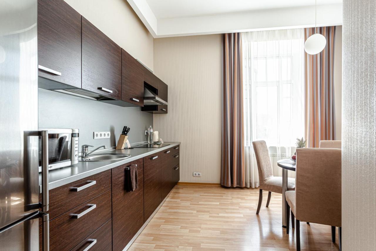 Senator Victory Square Aparthotel Kiev Exteriör bild