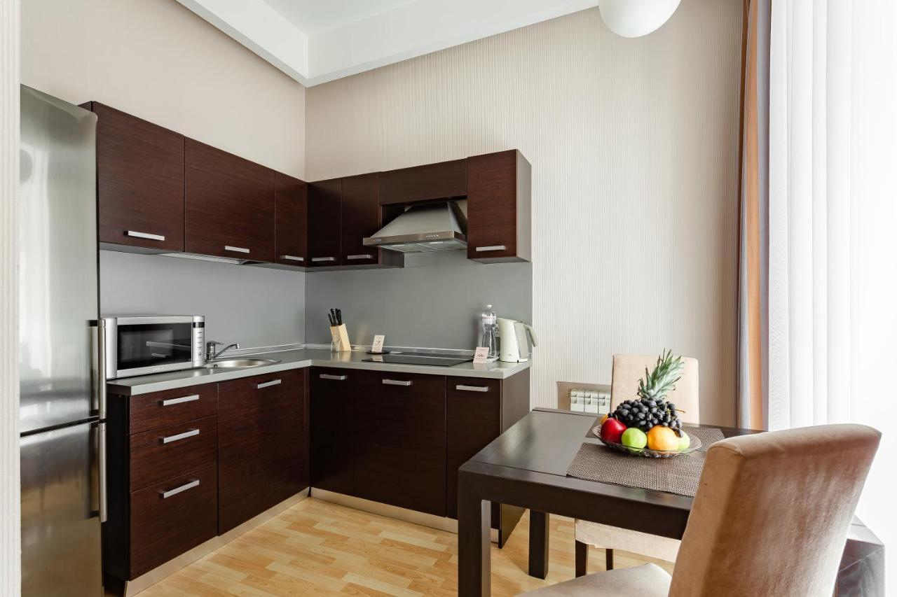 Senator Victory Square Aparthotel Kiev Exteriör bild