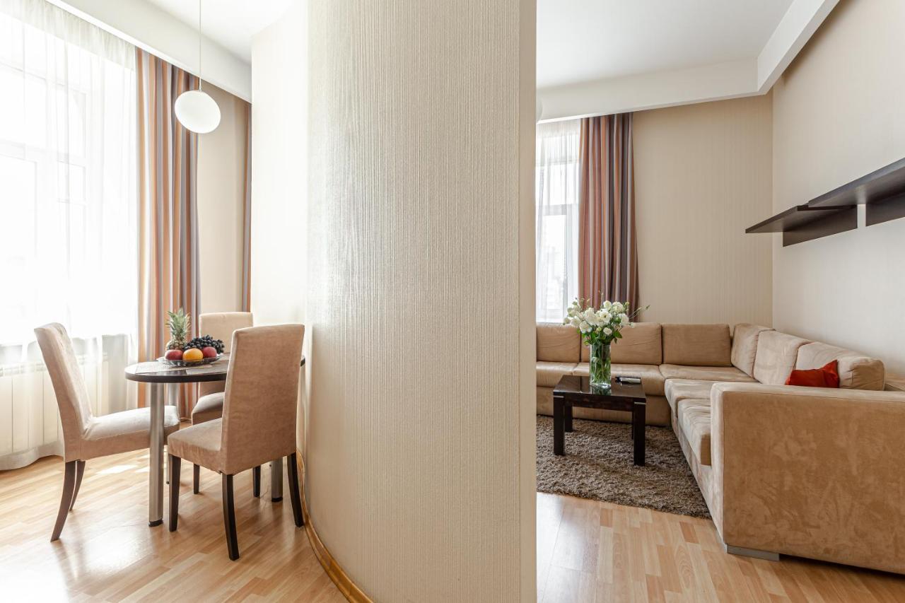 Senator Victory Square Aparthotel Kiev Exteriör bild