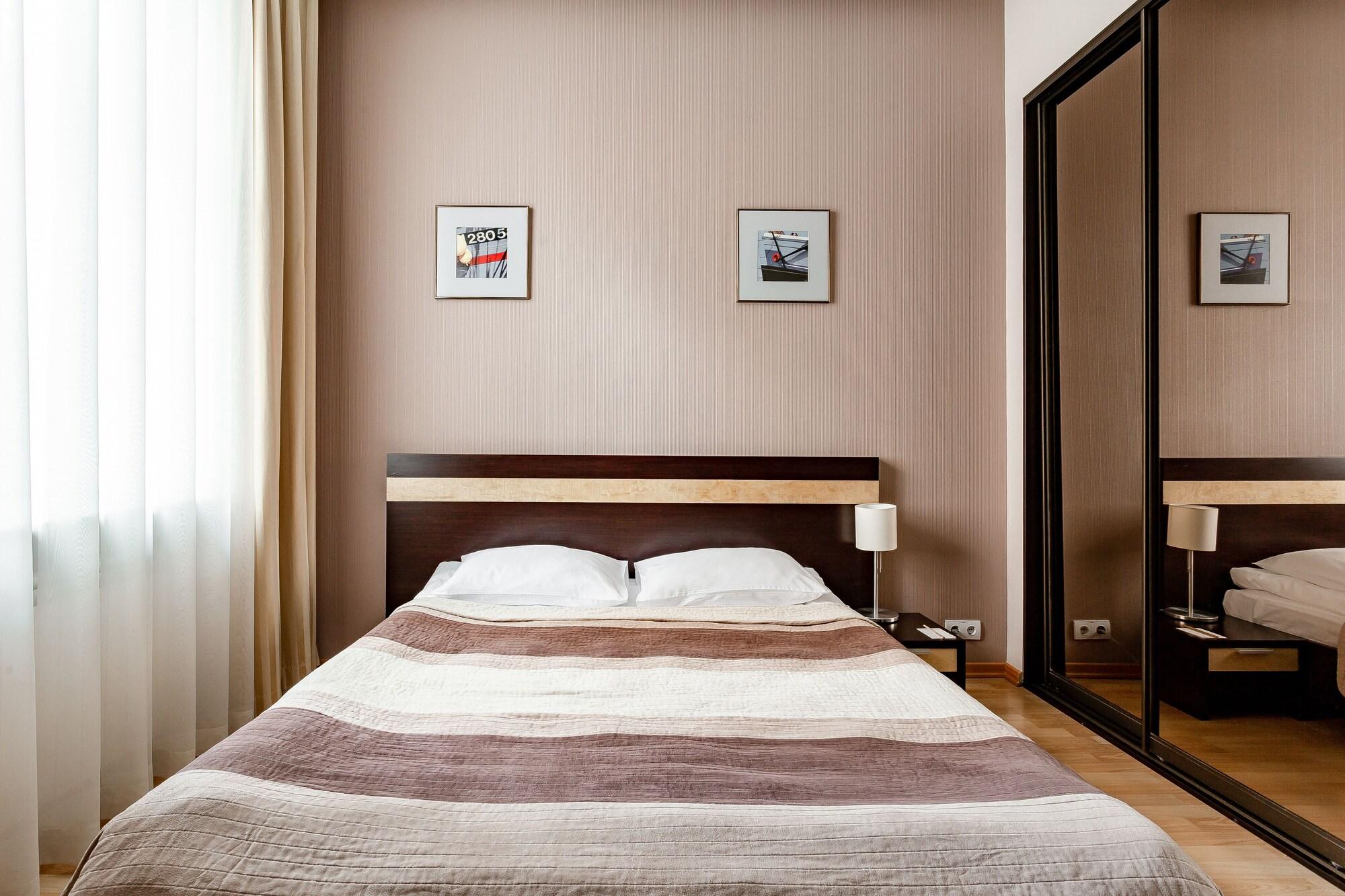 Senator Victory Square Aparthotel Kiev Exteriör bild