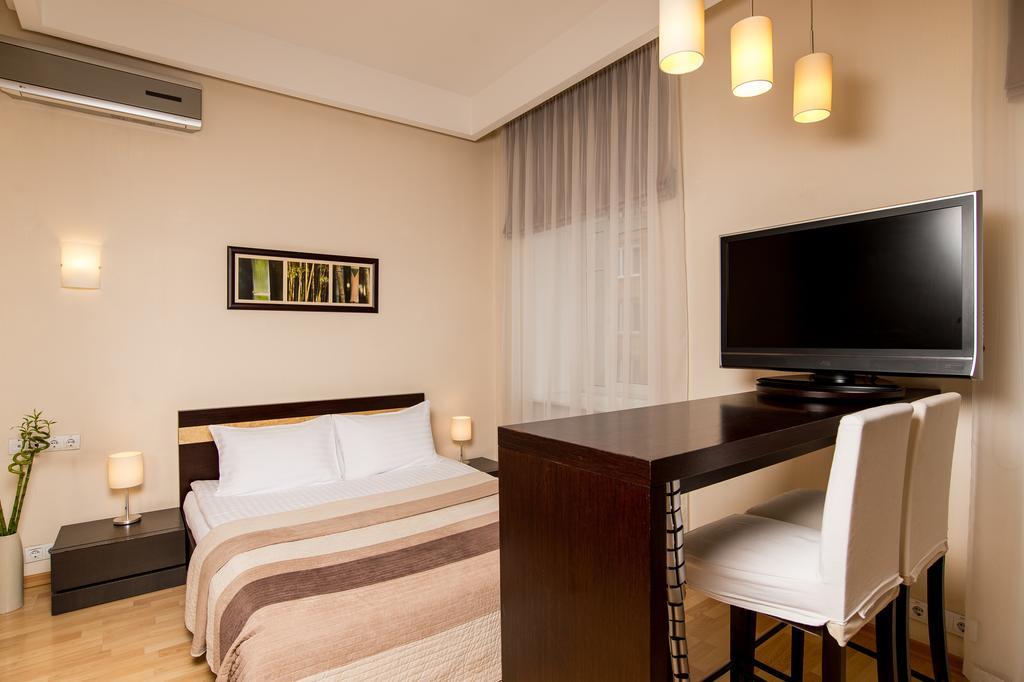 Senator Victory Square Aparthotel Kiev Exteriör bild